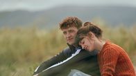 Normal People – Marianne (Daisy Edgar-Jones) und Connell (Paul Mescal) haben ihre Fehler aus ihrer früheren Beziehung aufgearbeitet. Nun wollen sie versuchen, weiterhin nur Freunde zu sein. Doch tief im Innern wollen die beiden mehr als das.