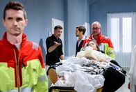 Sturm der Liebe – Larissa steht dem aufgelösten Henry (Elias Reichert, h.M., mit Jo Weil, h.l. und Katharina Scheuba) selbstlos bei.