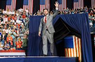 JD Vance - Der Mann nach Trump – 17. September 2022: JD Vance, der republikanische Kandidat für den US-Senat, lässt sich bei einer Wahlkampfveranstaltung im Cobelligerant Center in Youngstown, Ohio, feiern.