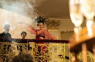 Vienna Blood – Die Schauspielerin Ida Rego (Anne-Marie Waldeck, r.) kommt zu ihrer Kinopremiere und begrüßt die Zuschauer im Foyer des Theaters.