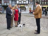 In aller Freundschaft – Olaf Salzmann (Robert Jarczyk, rechts) begrüßt die Abordnung der Sachsenklinik: Prof. Simoni, Barbara Grigoleit, Sarah Marquardt und Dr. Roland Heilmann (von links: Dieter Bellmann, Alexa Maria Surholt, Uta Schorn, Thomas Rühmann). Vor der feierlichen Übergabe der Spende mit Anwesenheit der Presse ist jedoch noch etwas Zeit. Alle sollen sich vorher noch von den Attraktionen des Parks ein Bild machen. Sarah wird schon mulmig bei dem Gedanken an die Schiffsschaukel.