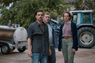Neumatt – Neumatt Staffel 2 2022 Produktion: Zodiac Pictures Ltd Regie: Andrea Štaka & Christian Johannes Koch Buch: Marianne Wendt, Christian Schiller, Luisa Ricar, Ruth Rehmet, Rahel Grunder Folge 8 Hauptmotiv 1 Stehen vor einer ungewissen Zukunft: Julian Koechlin als Michi Wyss, Jérôme Humm als Lorenz Wyss, Sophie Hutter als Sarah Wyss