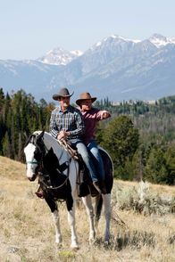 Modern Family – Phil (Ty Burrell, l.) möchte den Urlaub auf einer Abenteuer-Ranch dazu nutzen, um seinem Schwiegervater Jay (Ed O'Neill) zu zeigen, dass er ein starker Mann ist, den Jay zu respektieren hat.