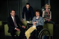 Silent Witness – Dr. Thomas Chamberlain (Richard Lintern, l.), Jack Hodgson (David Caves, 2.v.l.), Clarissa Mullery (Liz Carr, 2.v.r.) und Nikki Alexander (Emilia Fox, r.).