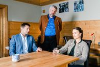 Die Rosenheim-Cops – Die Kommissare Hansen (Igor Jefti?, l.) und Stadler (Dieter Fischer, M.) erfahren von Luise Schätzel (Cristina Andrione, r.) von einem Streit zwischen ihrem toten Ehemann und dem Koch Xaver Sänger.