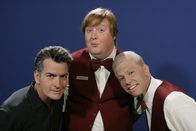 Two and a Half Men – Ein Blick in die Zukunft: Charlie (Charlie Sheen l.), Jake (Brendan Patrick Connor, M.) und Alan (Jon Cryer, r.) ...