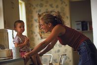 Erin Brockovich – Die alleinerziehende Mutter Erin Brockovich (Julia Roberts, r.) kämpft in einer Kleinstadt für Gerechtigkeit ...