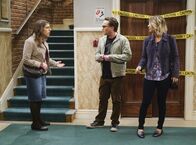 The Big Bang Theory – Sheldons Geburtstag steht vor der Tür und Amy (Mayim Bialik, l.) plant zusammen mit Leonard (Johnny Galecki, M.) und Penny (Kaley Cuoco, r.) eine besondere Feier für ihren Freund. Doch der will davon nichts wissen ...