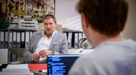 Sturm der Liebe – Christoph (Dieter Bach, l. mit Lukas Leibe, r.) erkennt unwohl, dass der Verräter unter ihnen ist.
