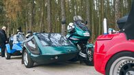 Das war dann mal weg – Eine Yamaha Diversion 900 mit Beiwagen in einer Reihe historischer Motorradgespanne.