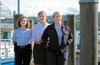 WaPo Bodensee – Nele (Floriane Daniel, r.) und Julia (Wendy Güntensperger, l.) machen sich mit der Hotelangestellten Daniela Dahlke (Laura Lippmann, M.) auf die Suche nach der verschwundenen Vanessa.