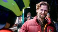 Rote Rosen – Simon (Thore Lüthje) kann sich nützlich machen und ist begeistert von der Arbeit der Freiwilligen Feuerwehr.
