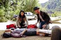 Scorpion – So hatten sich Happy (Jadyn Wong, l.) und Toby (Eddie Kaye Thomas, r.) ihren neusten Auftrag nicht vorgestellt, denn während sie noch auf den Kunden warten, werden sie Zeuge eines Flugzeugabsturzes und müssen schließlich um das Leben der jungen Jessie (Allie Gonino, liegend) kämpfen.