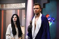Community – Kurz vor einer Halloween Party eilen Annie (Alison Brie, l.) und Jeff (Joel McHale, r.) ihrem Freund zu Hilfe. Er hat sich aus Versehen im Panikraum eingeschlossen. Die Suche nach dem Code für die Sicherheitstür kann beginnen ...