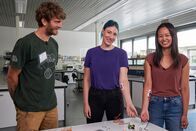 Princess of Science – Johanna und Linh finden bei einem Experiment von Neurowissenschaftler Dr. Etienne Serbe heraus, wie das Gehirn mit den Muskeln kommuniziert.