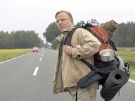 Tatort – Kommissar Frank Thiel (Axel Prahl) hofft auf eine Mitfahrgelegenheit zum Flughafen, sonst verpasst er seinen Flieger in den Urlaub.