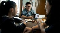 China: Überwachungsstaat oder Zukunftslabor? – Familie Yu in Hangzhou. Einkaufen, Stromrechnung zahlen, Sozialpunkte checken - alles machen sie am Handy. Die Familie sieht vor allem die Vorteile der digitalen Erfassung aller Lebensbereiche.