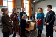 Notruf Hafenkante – Vor Melanie (Sanna Englund, M.) und Mattes (Matthias Schloo, r.) beschuldigen die Schwestern Miriam (Yvonne Johna, l.) und Konstanze (Karin Giegerich, 2.v.l.) die neue Freundin ihres Vaters (Madlen Kaniuth, 2.v.r.) der Erbschleicherei.