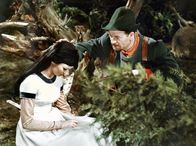 Schneewittchen – Der Jäger (Harry Hindemith) hat Mitleid mit Schneewittchen (Doris Weikow) und widersetzt sich dem Befehl der bösen Schwiegermutter, das Mädchen zu töten und lässt es leben.