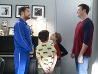 Single Parents – v.l.n.r.) Lance Bass; Graham D'Amato (Tyler Wladis); Sophie Cooper (Marlow Barkley); Will Cooper (Taran Killam)