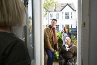 Silent Witness – Dr. Jack Hodgson (David Caves, 2. v. l.), Dr. Nikki Alexander (Emilia Fox, 2. v. r.) und der die Ermittlungen leitende DI Sid Clarke (Garry Robson, r.) müssen Jenny’s Eltern vom Tod ihrer Tochter berichten.