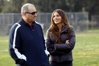 Modern Family – Jay (Ed O'Neill) und Gloria (Sofia Vergara) sind sich in Sachen Kindererziehung nicht einig.