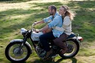 Killer Elite – Danny (Jason Statham) genießt die sorgenlose Zeit mit seiner Jugendfreundin Anne (Yvonne Strahovski).
