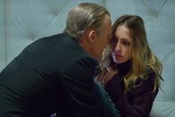 The Strain – Was hat Eichorst (Richard Sammel, l.) nur mit Dutch (Ruta Gedmintas, r.) vor?