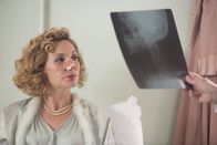 Father Brown – Lady Felicia (Nancy Carroll) kann auf dem Röntgenbild die Auswirkungen ihres Unfalls sehen. Sie ist mit leichten Verletzungen davongekommen.