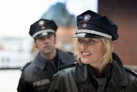 Notruf Hafenkante – Melanie (Sanna Englund, r.) amüsiert sich über ihren Kollegen Mattes (Matthias Schloo, l.), der einfach nicht bei der neuen Anästhesistin landen kann.