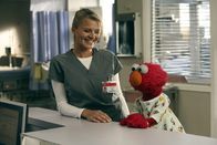 Scrubs - Die Anfänger – Dr. Denise Mahoney (Eliza Coupe, l.) macht Bekanntschaft mit Elmo (r.) ...