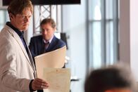 Death in Paradise – Humphrey (Kris Marshall, l.) arbeitet gemeinsam mit DI Jack Mooney (Ardal O'Hanlon, r.) an den Mordfällen.