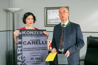 Die Rosenheim-Cops – Ein Plakat wurde falsch gedruckt. Können Achtziger (Alexander Duda, r.) und Stockl (Marisa Burger, l.) die Situation retten?