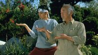 Karate Kid III - Die letzte Entscheidung – Daniel (Ralph Macchio, l.) sieht sich seiner wohl größten Herausforderung gegenüber. Gemeinsam mit seinem Freund und Meister Mister Miyagi (Pat Morita, r.) muss Daniel gegen die dunklen Machenschaften des Dojos Cobra-Kai ankämpfen.