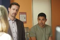 Navy CIS – Timothy McGee (Sean Murray, l.); Nick Torres (Wilmer Valderrama, r.)