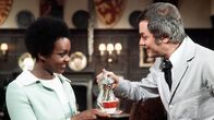 Die Zwei – Lord Sinclair stellt eines Tages zu seiner Überraschung fest, dass Greensleeves, ein Herrenhaus in seinem Besitz, ohne sein Wissen komplett renoviert wurde. In den letzten Jahren war es aber nur noch von einem alten Butler bewohnt worden – wer hat den Umbau also veranlasst? Britische Kultserie mit Roger Moore und Tony Curtis in den Hauptrollen. - Danny Wilde (Tony Curtis) gibt sich auf Greensleeves als Butler aus, doch Carmen Congoto (Carmen Munroe), die Tochter des afrikanischen Politikers Richard Congoto, kommt ihm schnell auf die Schliche.