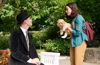 Pan Tau – Mia (Hope Lloyd) fragt Pan Tau (Matt Edwards) um Rat.
