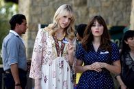 New Girl – Genevieve (Lucy Punch, l.) will eine neue Schule eröffnen, woraufhin der Direktorenposten an ihrer jetzigen Schule frei wird. Jess (Zooey Deschanel, r.) setzt daraufhin alles in Kraft, um diese Stelle zu erhalten ...