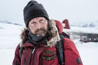 Arctic – Das Flugzeug ist schwer beschädigt und Overgård (Mads Mikkelsen) steht nun vor einer schweren Entscheidung.