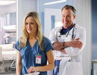 Scrubs - Die Anfänger – Gegen Dr. Cox' (John C. McGingley, r.) ausdrücklichen Willen versucht Lucy (Kerry Bishe, l.), dem sympathischen alkoholkranken Patienten Alan einen Platz in einer Entzugsklinik zu besorgen. Doch ob das gutgehen kann?