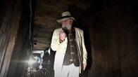 P.M. Wissen – Sagenforscher Prof. Dr. Rudolf Simek in einem alten Bergwerksstollen – haben hier früher Zwerge nach Edelsteinen und Erzen gesucht?