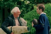 Inspector Barnaby – Der junge Daniel Talbot (Sam Crane, r.) nimmt nur widerwillig am Schullauf teil, obwohl ihn sein alter Freund Dudley Carew (Patrick Godfrey, l.) bestärkt, seinen Vorsprung auszunutzen.