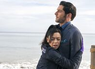 Lucifer – Ella (Aimee Garcia, l.); Lucifer (Tom Ellis, r.)
