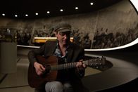 Fußballhymnen. Schalalalala? Von singenden Kickern – "Musik aus der Kurve" heißt eine Liederabend-Reihe im Deutschen Fußballmuseum. Pele Götzer und andere geben dort Fußballhymnen zum Besten.