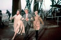 Ein süßer Fratz – v.l.: Maggie (Kay Thompson), Dick Avery (Fred Astaire) und Jo Stockton (Audrey Hepburn) machen ihren ersten Paris-Ausflug getrennt, treffen sich dann aber doch: Und das natürlich auf dem Eiffelturm!