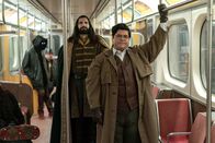 What We Do in the Shadows – Nandor (Kayvan Novak, Mitte); Guillermo (Harvey Guillén, r.)