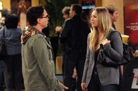 The Big Bang Theory – Leonard (Johnny Galecki, l.) und Penny (Kaley Cuoco, r.) gehen als Freunde zusammen ins Kino. Anfangs ist Leonard enttäuscht, dass es kein Date ist, doch bald hat er mehr Spaß mit Penny als damals, als sie noch ein Paar waren ...
