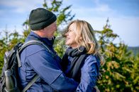 Aus dem Leben – Sabine (Ann-Kathrin Kramer) kommt auf eigenen Beinen in Begleitung von Stefan (Harald Krassnitzer) am Gipfel an.
