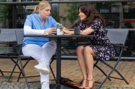 In aller Freundschaft – Miriam Schneider (Christina Petersen, li) und Jasmin Hatem (Leslie-Vanessa Lill, re.) freuen sich sehr über ihr Wiedersehen. Doch die Umstände trüben die Stimmung ein wenig.
