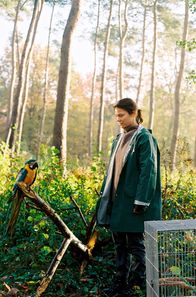 Kommt ein Vogel geflogen – Papagei Marlene bringt nur Ärger. Er muss weg! Birgit (Britta Hammelstein) setzt ihn im Wald aus – oder versucht es zumindest.